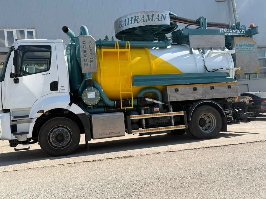 Tuzla Acil Vidanjör hizmeti veren Tuzla Vidanjör'e ait vidanjör aracının fotoğrafı