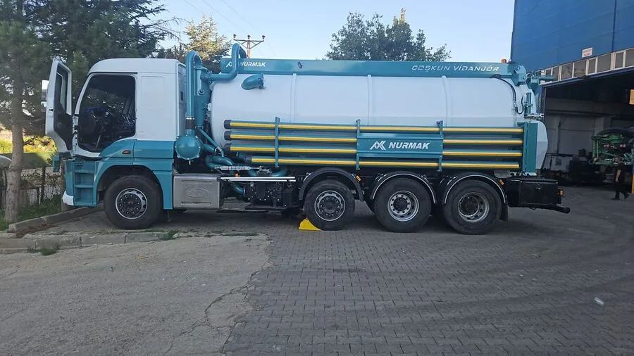 Tuzla En Yakın Vidanjör hizmeti veren Tuzla Vidanjör'e ait vidanjör aracının fotoğrafı